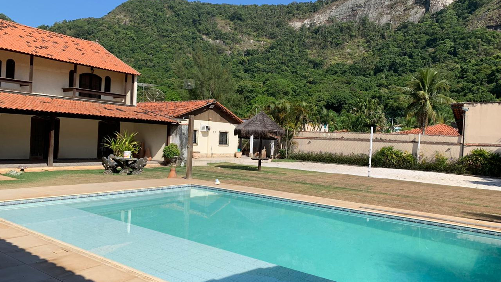 Mansão Niterói — piscina e área verde